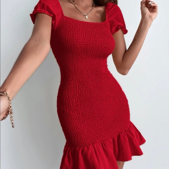 Ruffle fitted cute red dress - Picture 5 of 5
